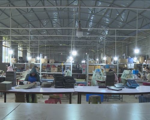 新聞特寫(xiě) 小山村里的皮革廠,定下年銷(xiāo)售額破億元的 大目標(biāo)